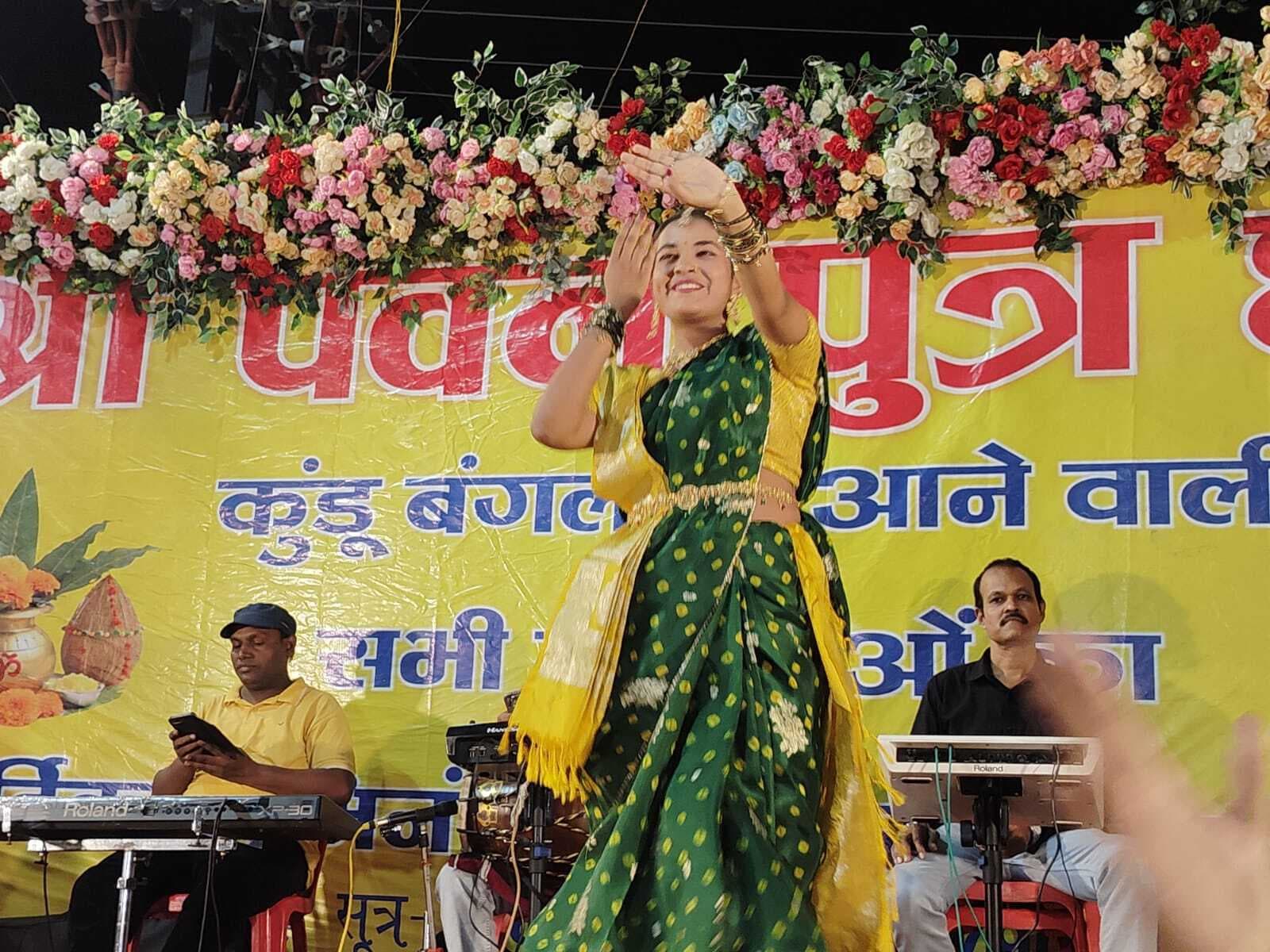 छुम छुम छनानन बाजे, मैया पांव पैंजनिया...भजन पर झूमे श्रोता