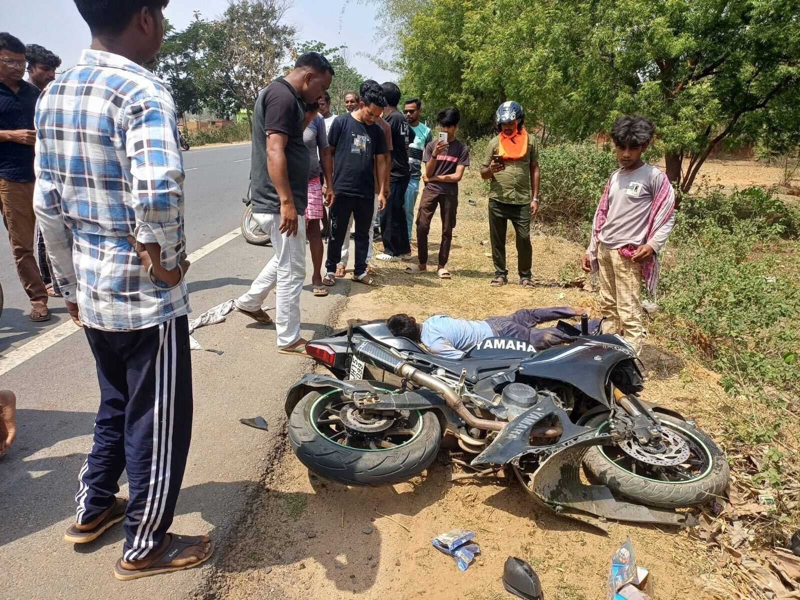 दो बाइक में आमने-सामने की टक्कर, तीन युवक घायल