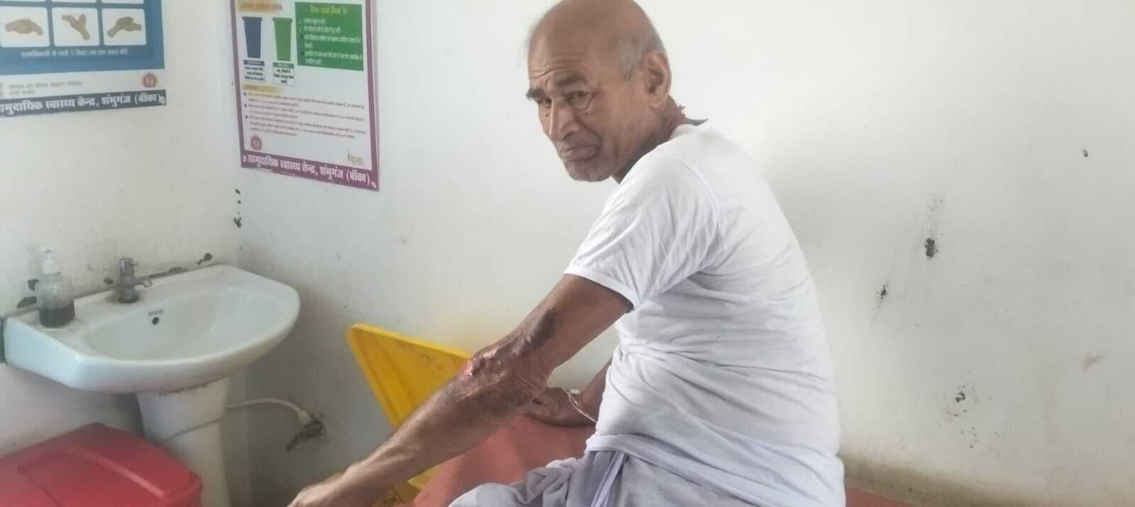 मवेशी के हमले से सेवानिवृत्त प्रधानाध्यापक जख्मी