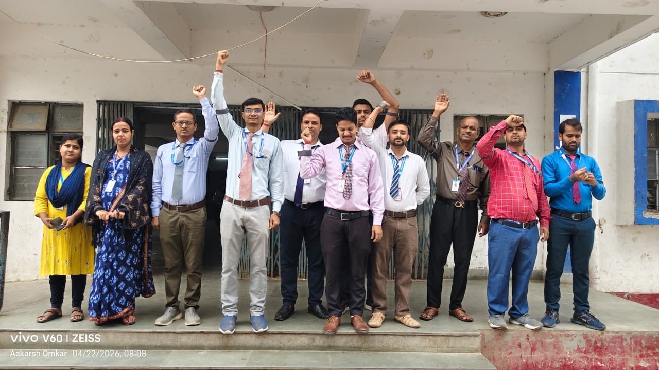 बांह पर काली पट्टी बांध कर किया सांकेतिक प्रदर्शन