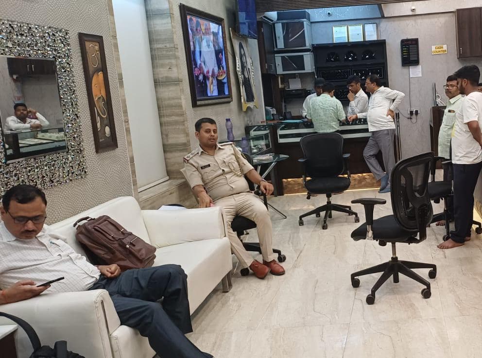 आयकर विभाग की टीम ज्वेलरी शो-रूम में कर रही जांच
