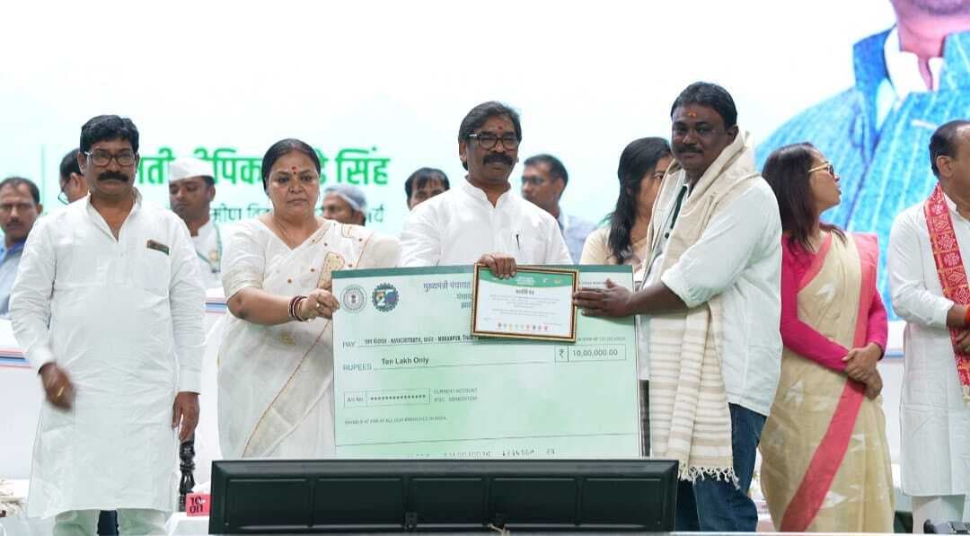 Deoghar News : देवघर की चार पंचायतों के मुखिया को सीएम ने किया पुरस्कृत, सोनारायठाढ़ी पंचायत समिति को मिले 15 लाख
