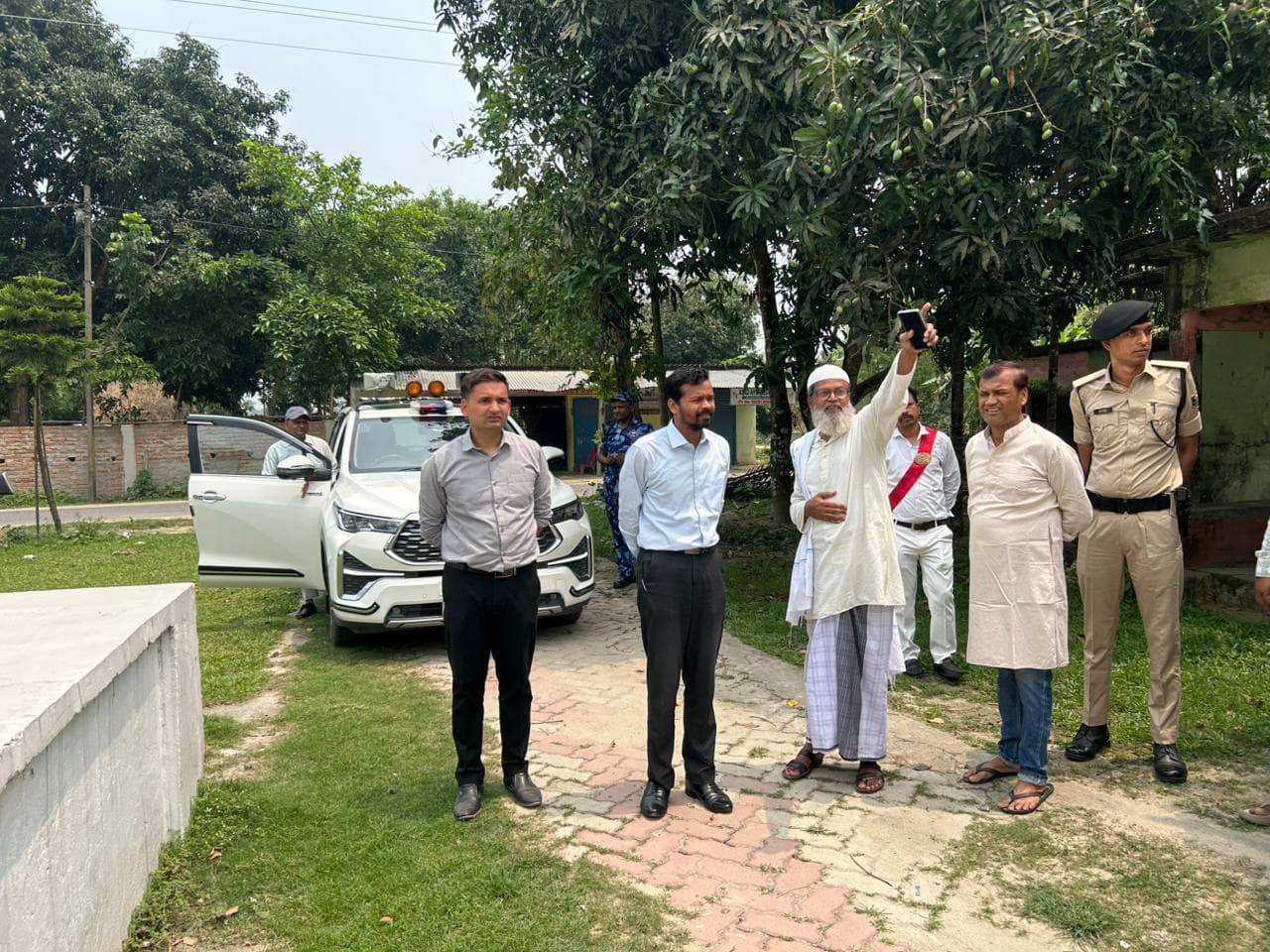 डीएम ने महीनगांव स्टेट का किया निरीक्षण, दुर्लभ पांडुलिपियों के संरक्षण पर दिया जोर