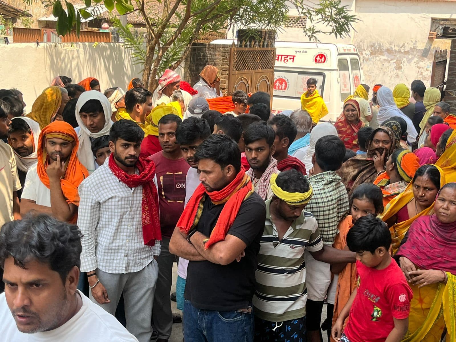 बिजली के पोल से टकरायी कार, शिक्षक की मौत, पत्नी व बेटी घायल