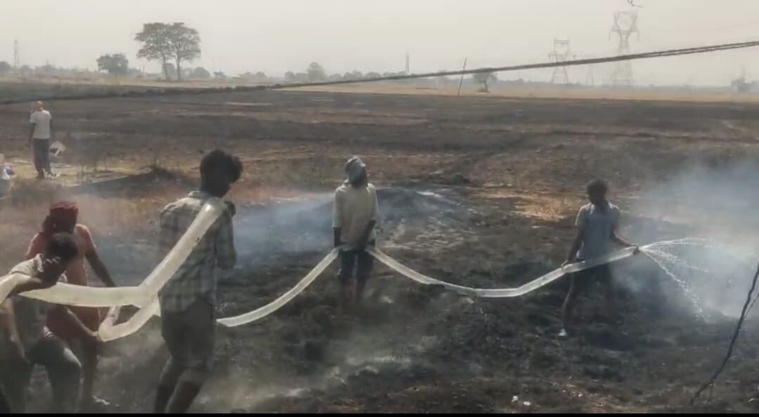 करूप बाजार में भीषण आग से फर्नीचर दुकान की लकड़ी व पुआल जलकर राख