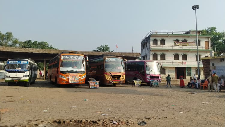 एनएच 31 है या बस स्टैंड, शहर के बलुआही में बीच सड़क पर ऑटो व बस खड़ी कर बैठाते हैं सवारी