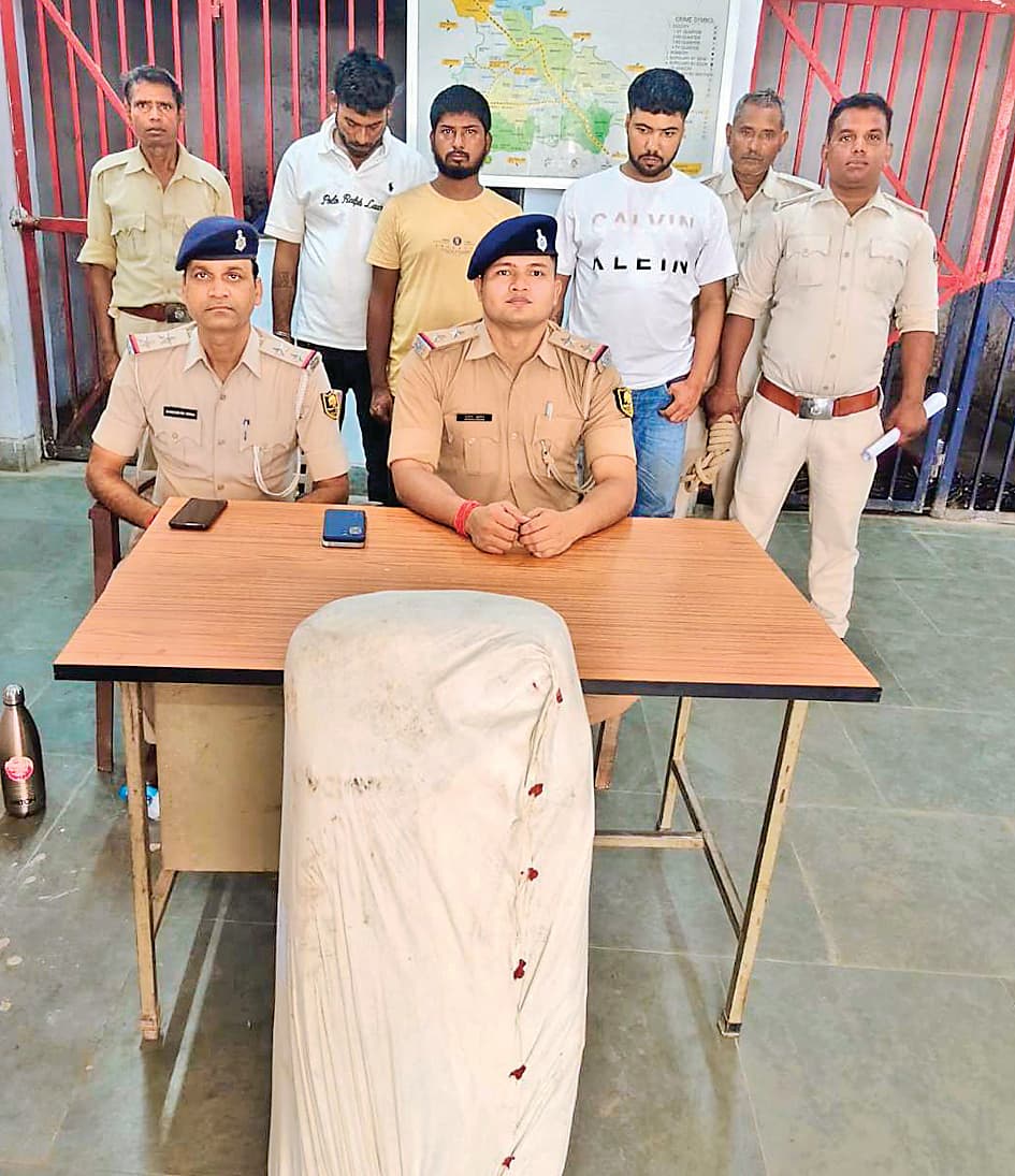 कुचायकोट में 32.2 किलो गांजे के साथ तीन तस्कर गिरफ्तार