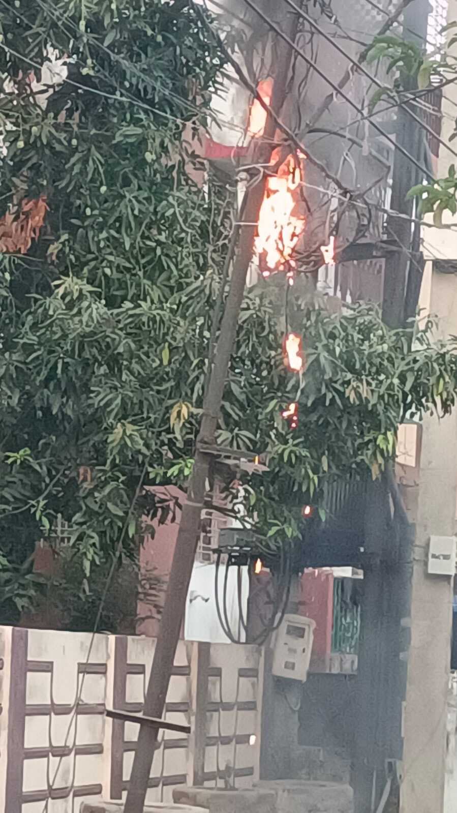 Dhanbad News : ओवरलोड से केबल में लगी आग, कई इलाकों में घंटों गुल रही बिजली