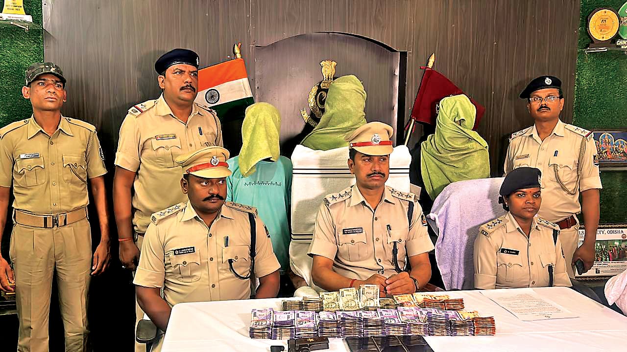 Jharsuguda News: 21 किलो गांजा के साथ तीन तस्कर गिरफ्तार, देसी पिस्तौल, कारतूस व नकद जब्त