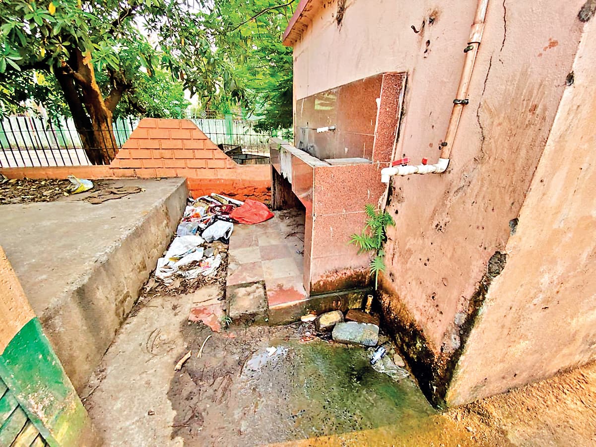 Rourkela News: उदितनगर खेल मैदान के शौचालय की लाइट चोरी, चेंजिंग रूम में लटक रहा ताला