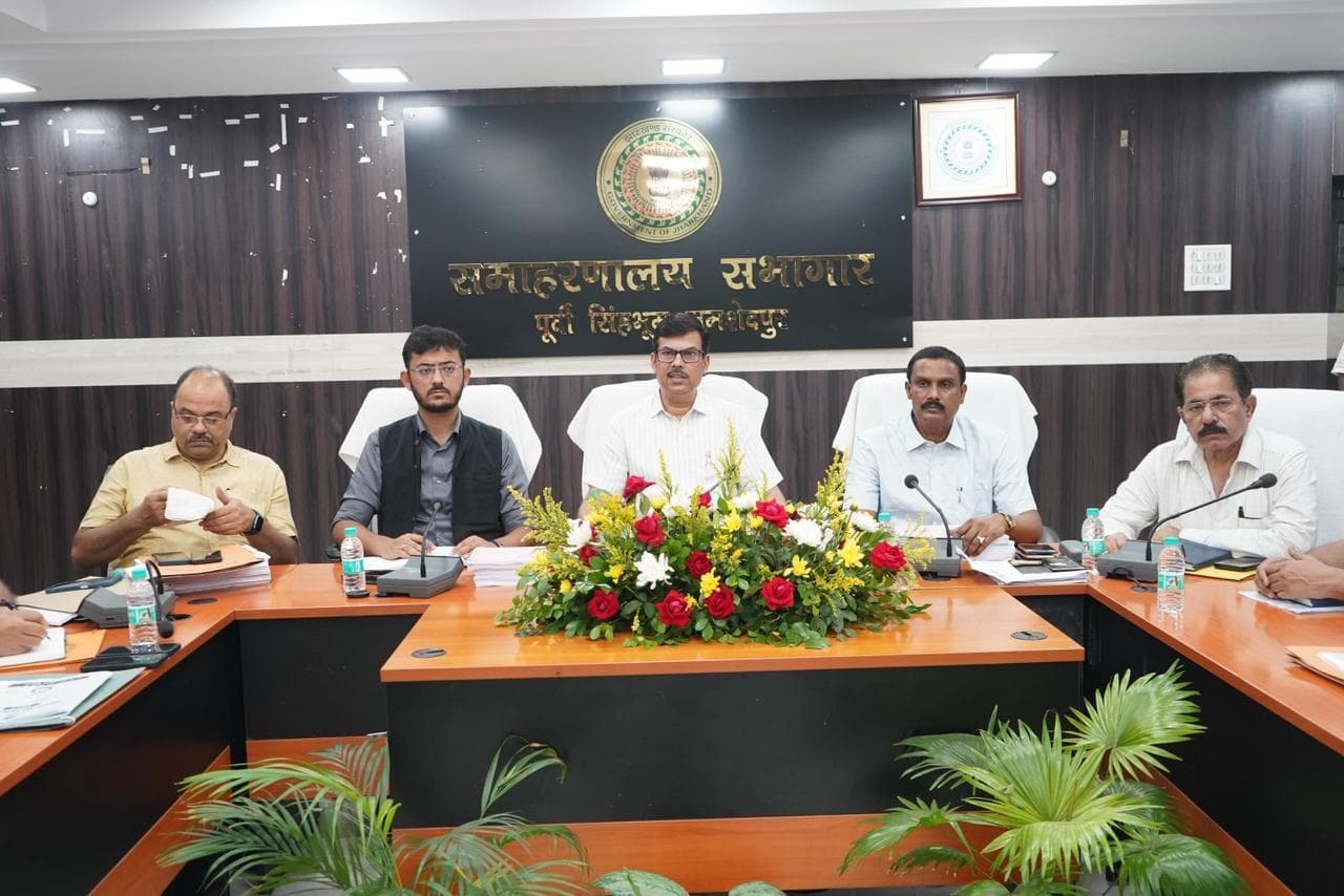 Jamshedpur News : भीषण गर्मी में न हो बिजली-पानी की समस्या, निगरानी रखें अधिकारी : डीसी