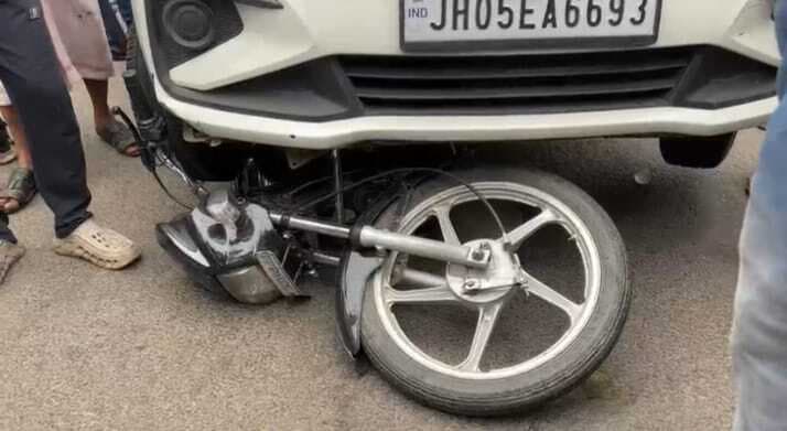 Jamshedpur News : मानगो : कार के नीचे घुसी बाइक, चालक घायल