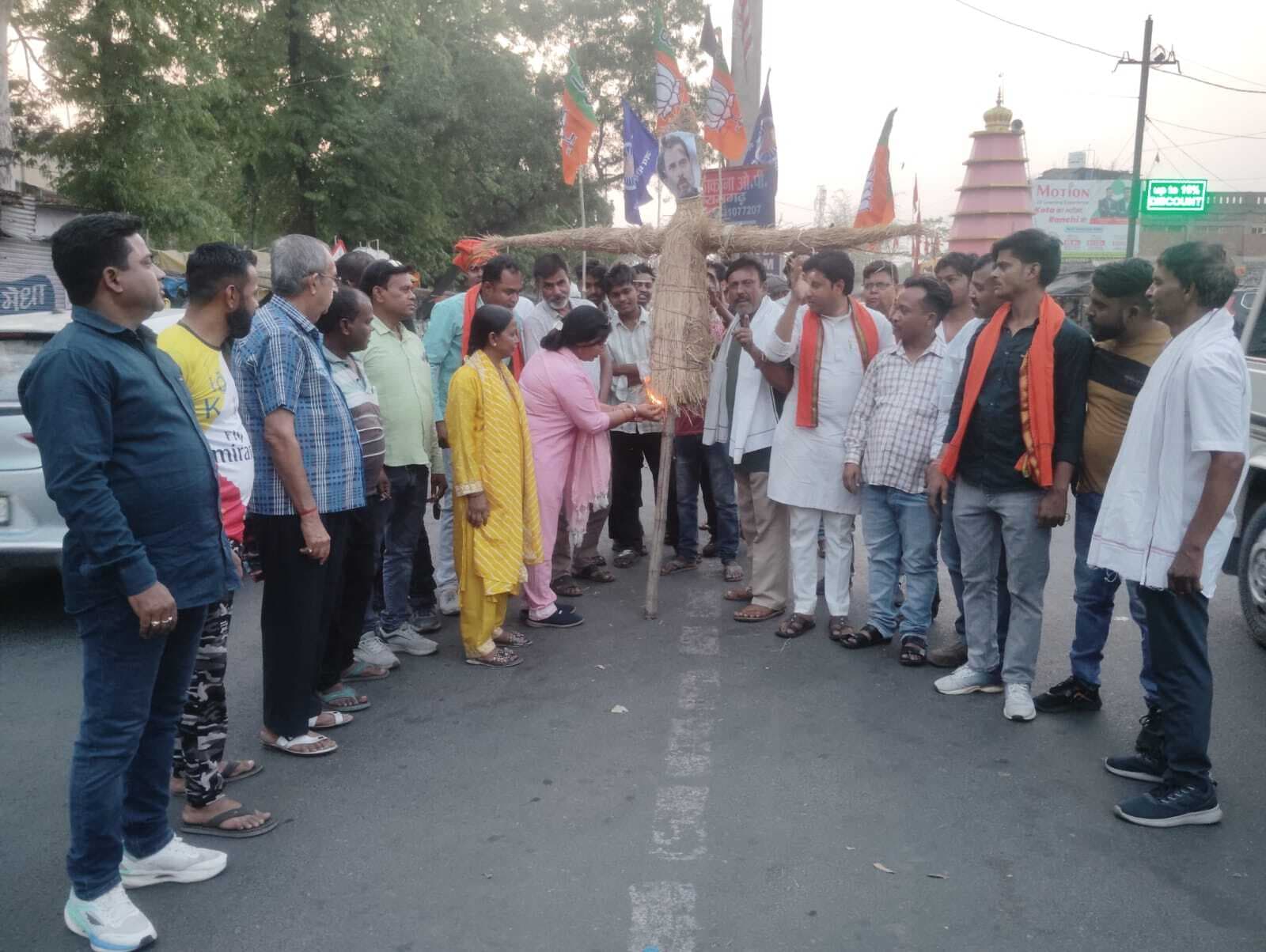 भाजपा ने राहुल गांधी का पुतला दहन किया
