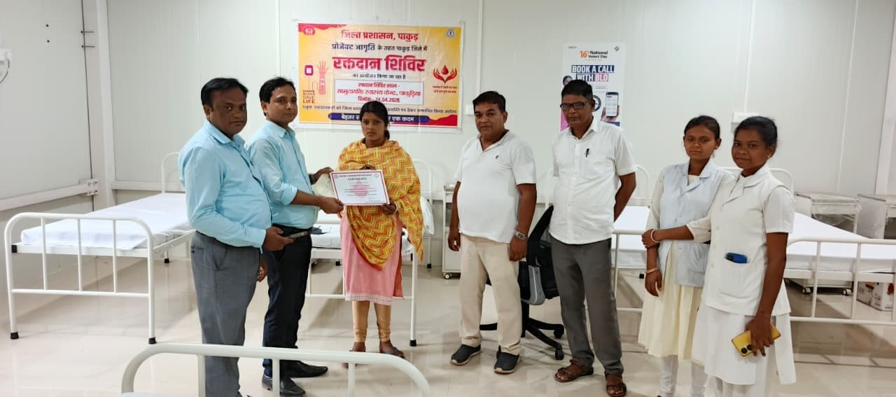 रक्तदान शिविर में लोगों ने किया स्वेच्छा से ब्लड डोनेट