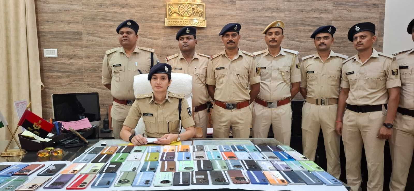 Purnia. 90 लोगों को लौटाए गए लाखों के मोबाइल