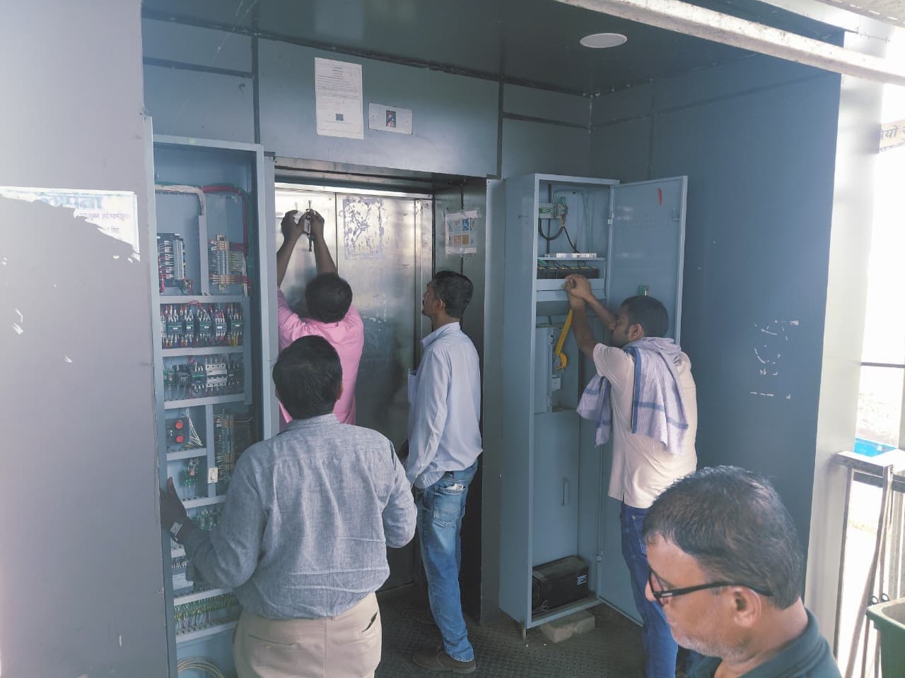 Munger Breaking. जमालपुर स्टेशन के लिफ्ट में आधा घंटा फंसी रहीं महिला रेल यात्री