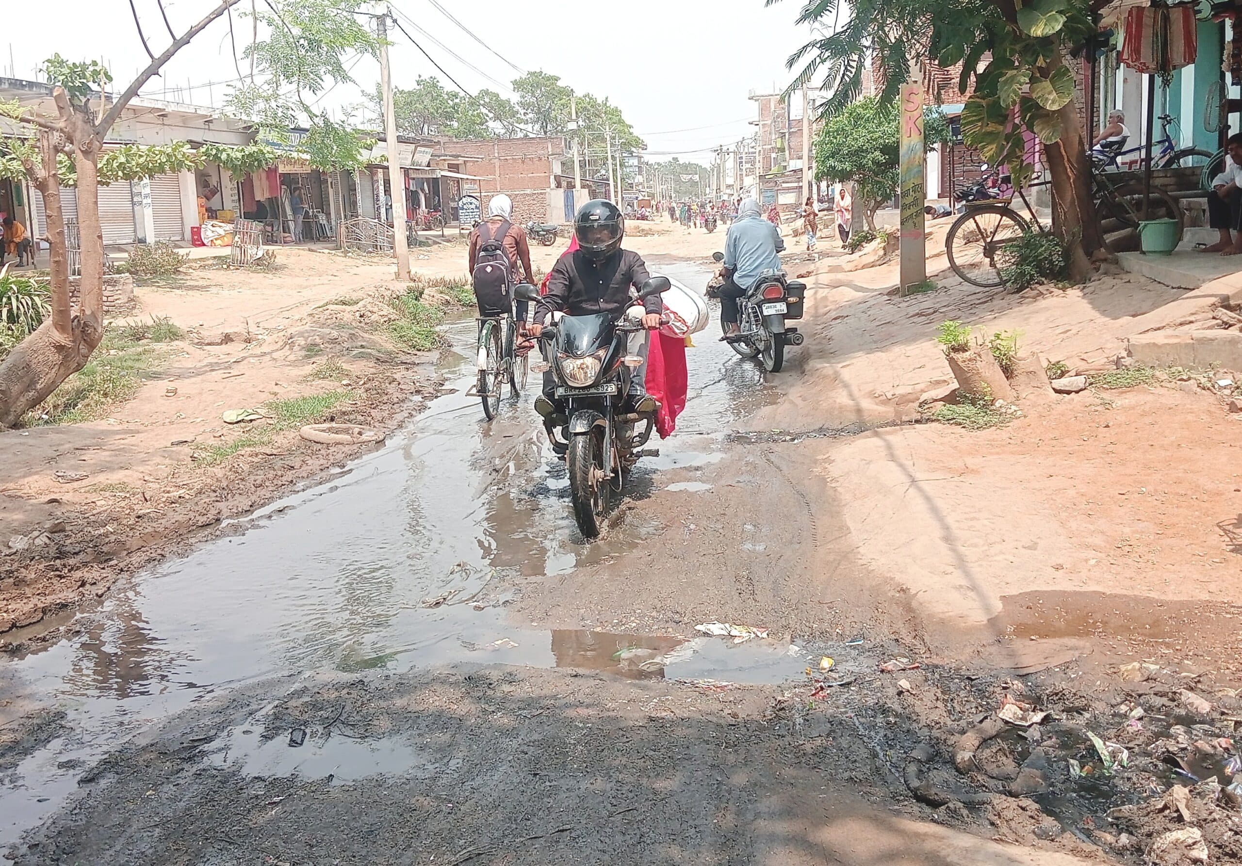 हसपुरा बाजार का पुरानी थाना रोड तालाब में तब्दील