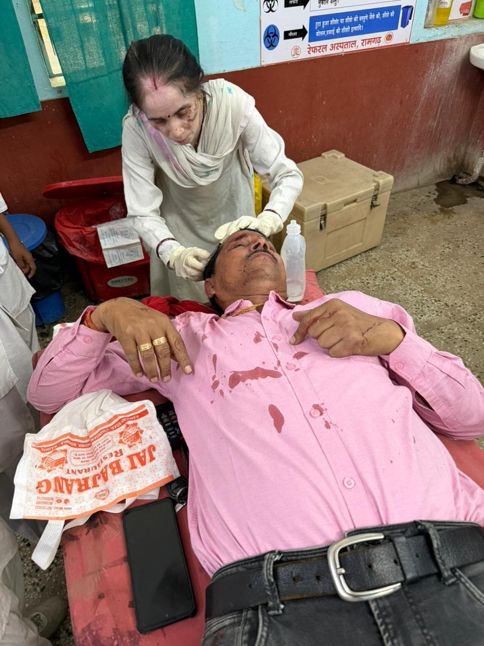 रामगढ़ में बाइक सवार को बचाने में कार खायी में गिरी, घायल हुआ चालक