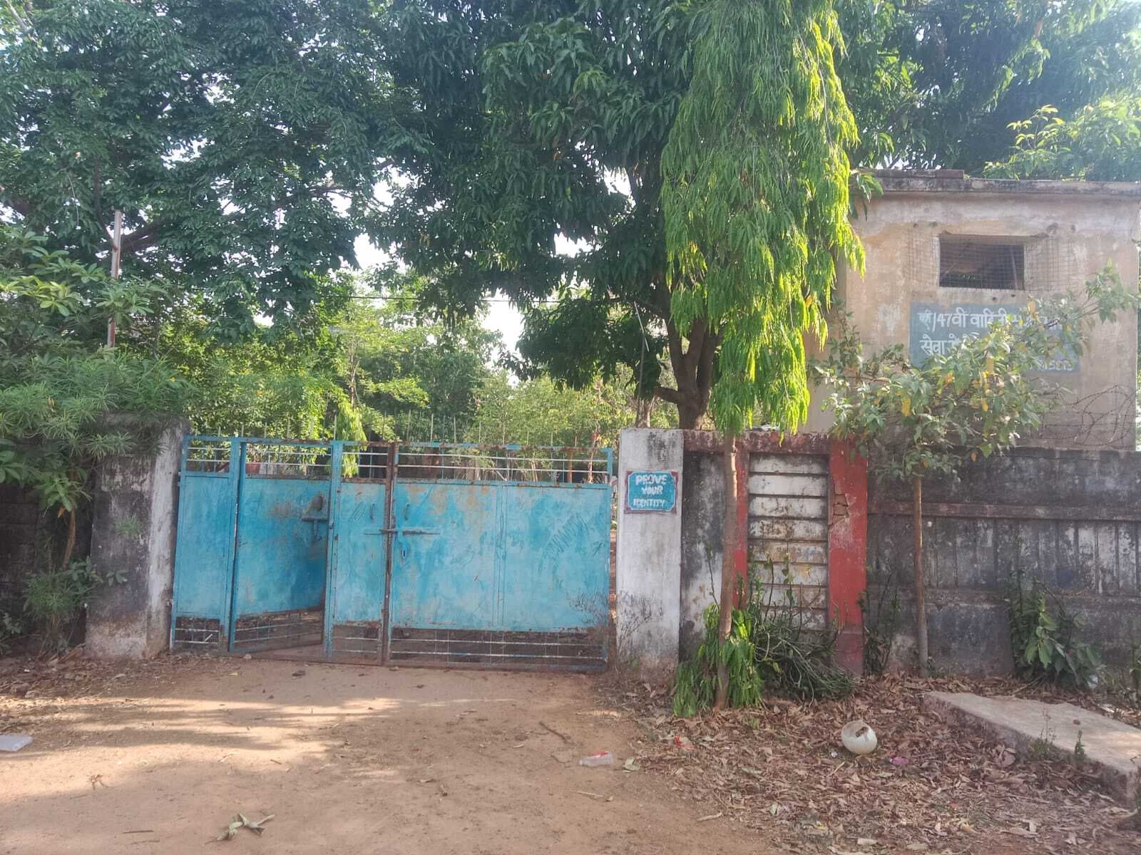 अधौरा में जर्जर सीआरपीएफ कैंप में नशेड़ियों व पशुओं का लग रहा जमावड़ा