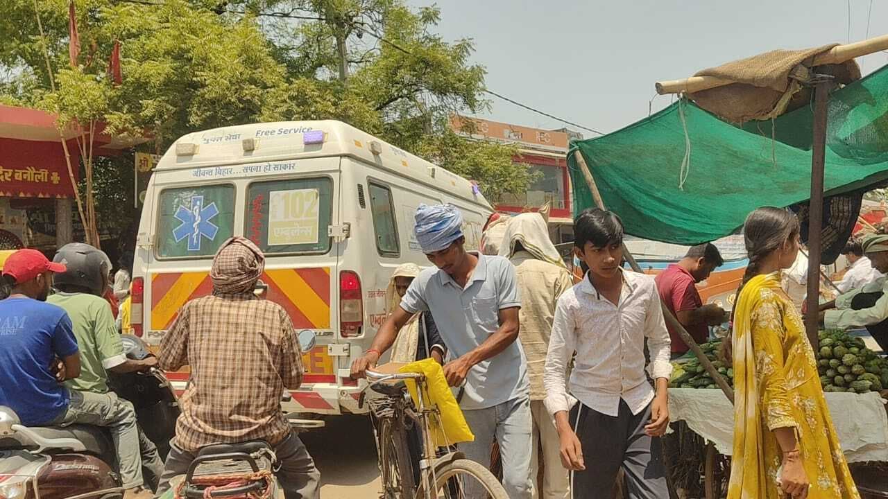 चेनारी बाजार में भीषण जाम से एंबुलेंस फंसी, मरीज की जान पर बना संकट