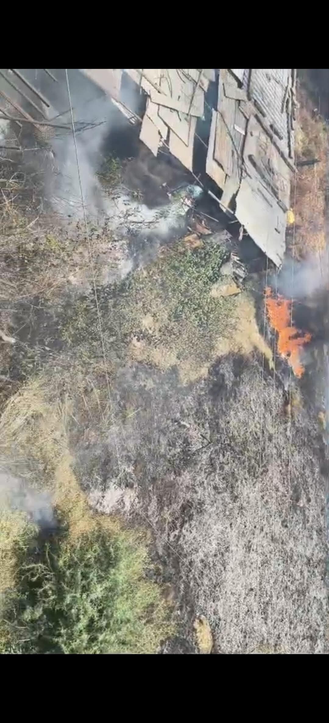 कबाड़ और झाड़ियों में लगी आग ने पकड़ा विकराल रूप, दुकानों को नुकसान