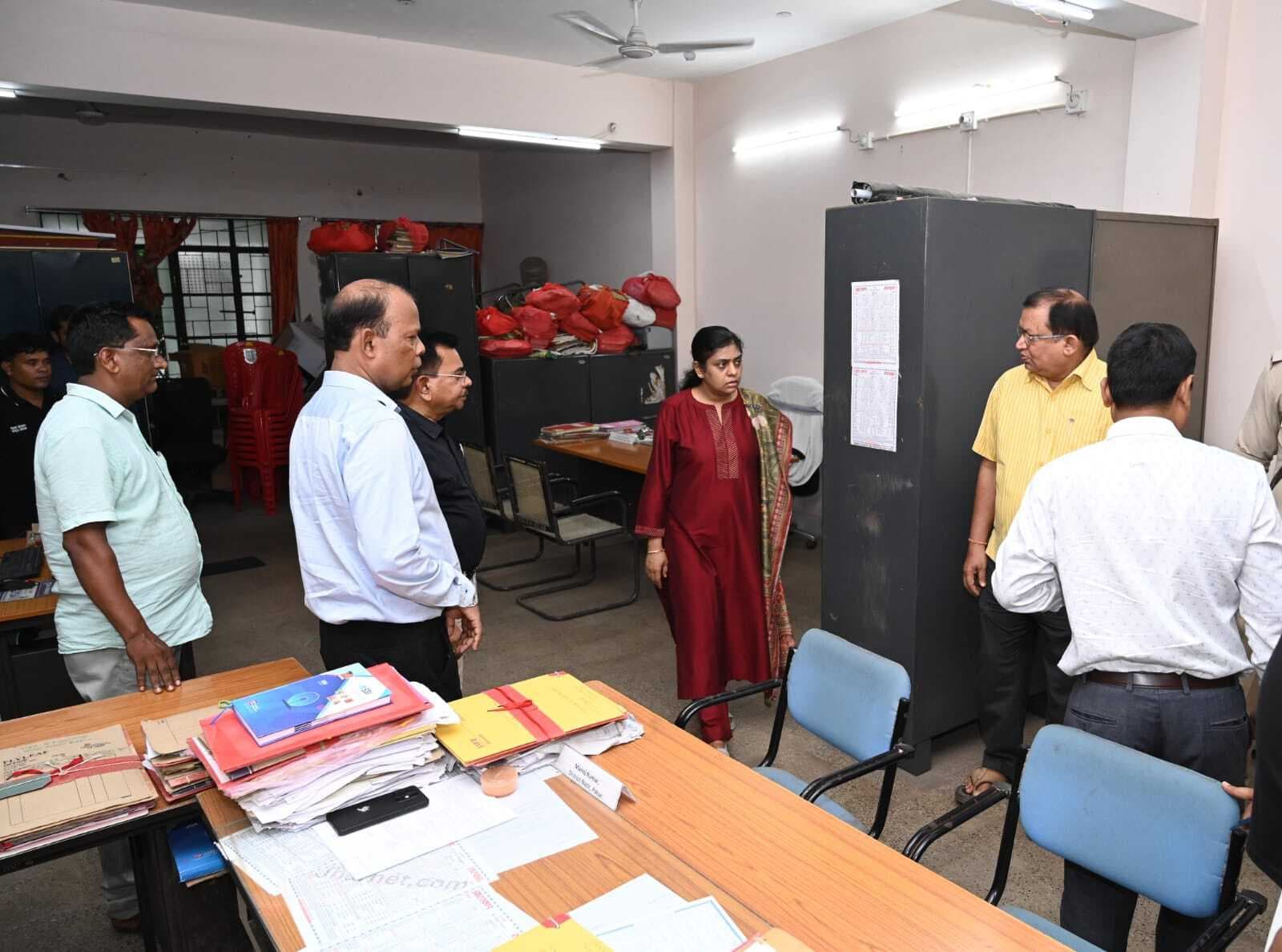 लोगों की समस्याओं का त्वरित करें समाधान : डीसी