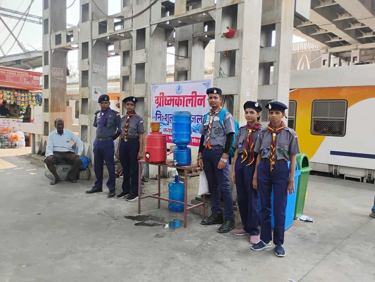 स्काउट-गाइड का सेवा शिविर, यात्रियों को पिलाया पेयजल