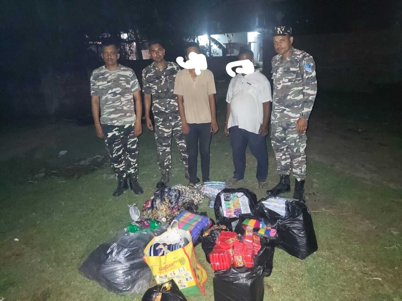 नेपाली मुद्रा व कॉस्मेटिक सामान जब्त, तीन तस्कर गिरफ्तार, दो बैल भी बरामद