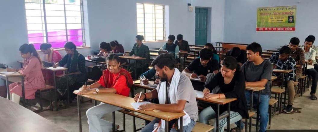 निबंध प्रतियोगिता में नीतीश अव्वल, शिवानी व साहिल रहे सफल