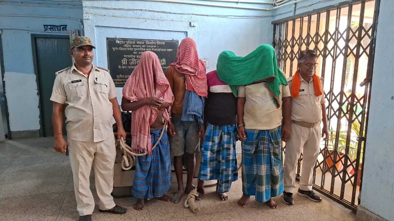 तारापुर दियारा में मिनी गन फैक्टरी का उद्भेदन, हथियार बनाते चार गिरफ्तार