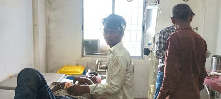 सड़क दुर्घटना में बाइक सवार दो युवक गंभीर रूप से घायल