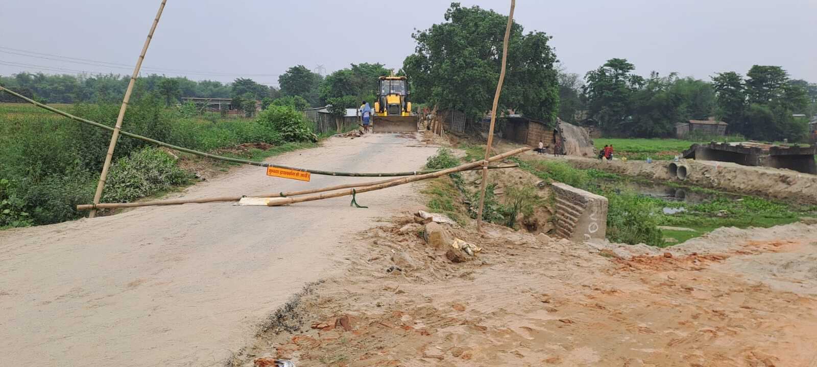 खराब डायवर्सन पर भड़के ग्रामीण, विरोध के बाद रूका पुल तोड़ने का काम