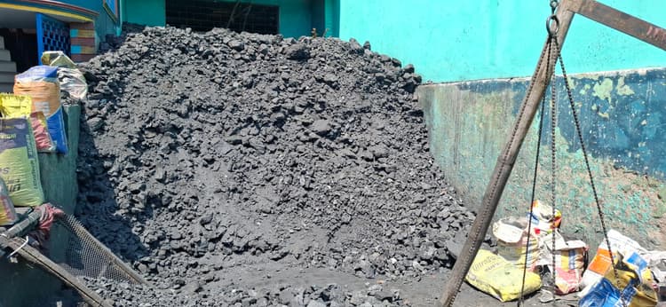 गैस पर निर्भरता कम करने के लिए अब पीडीएस दुकानों पर उपलब्ध होगा कोयला