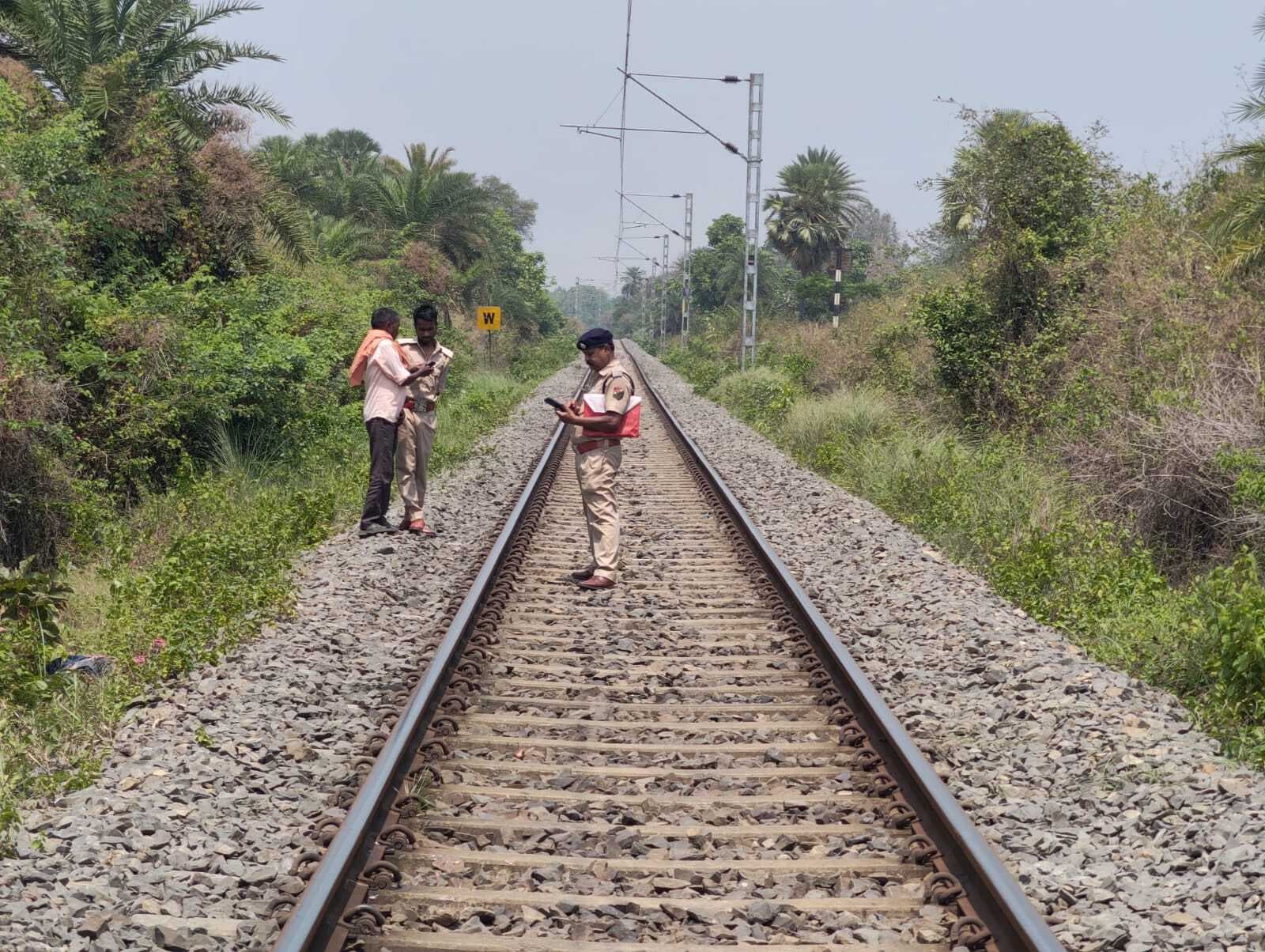 ट्रेन की चपेट में आने से अधेड़ व्यक्ति की मौत