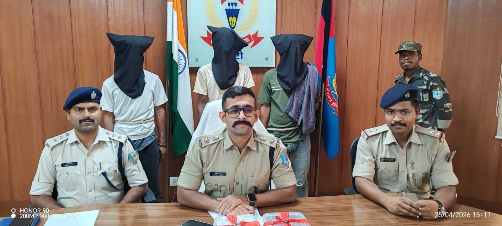 पांच लाख रुपये की अफीम के साथ तीन गिरफ्तार