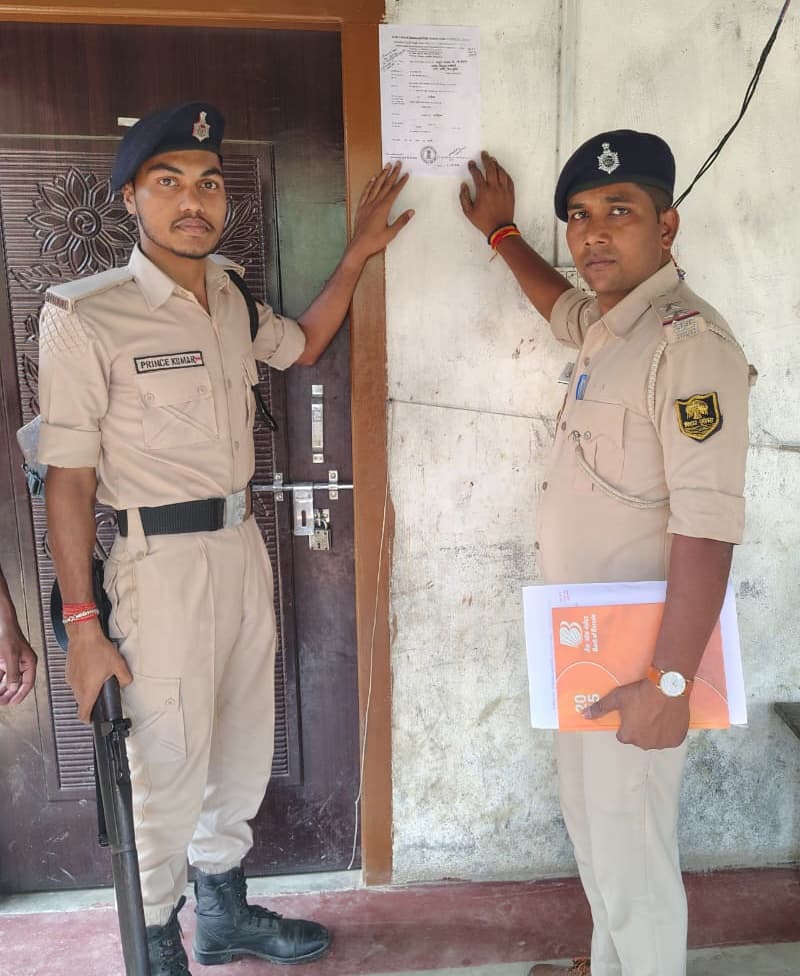 दुष्कर्म के आरोपी के घर पुलिस ने चिपकाया इश्तेहार