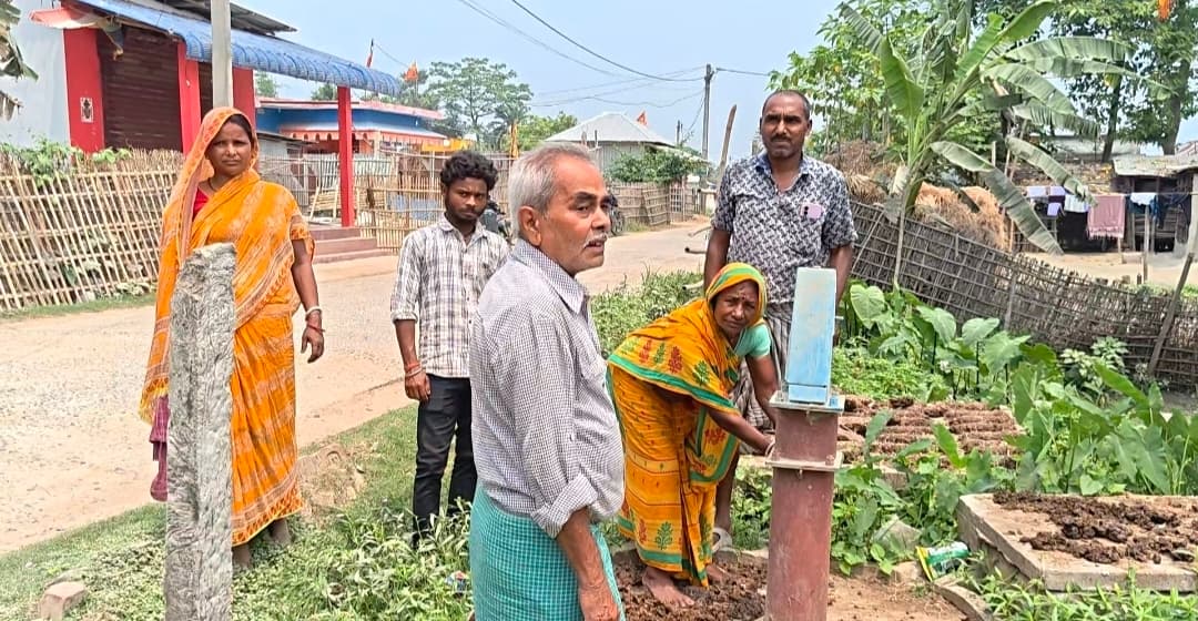 सड़क किनारे लगा सरकारी हैंडपंप खराब, पानी को लेकर तरस रहे राहगीर