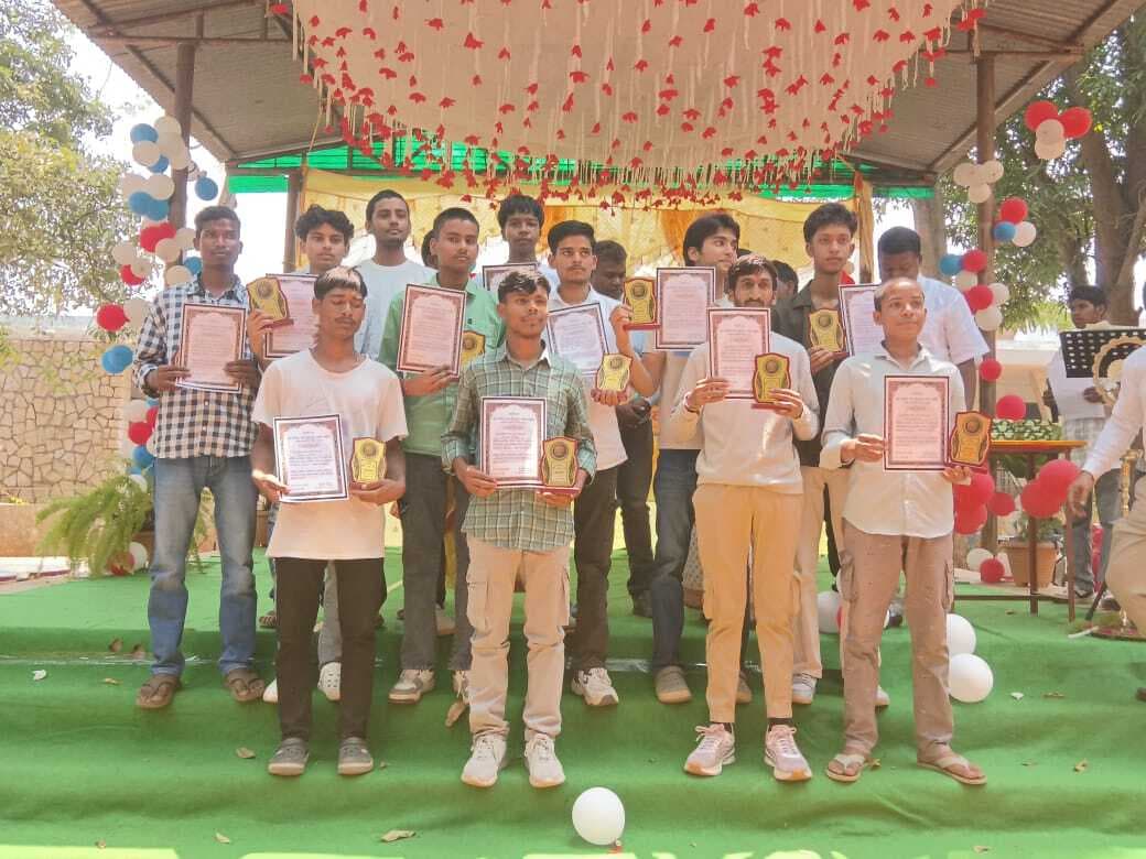 संत जोसेफ हाई स्कूल में फ्रेशर्स डे सह प्रतिभा सम्मान समारोह