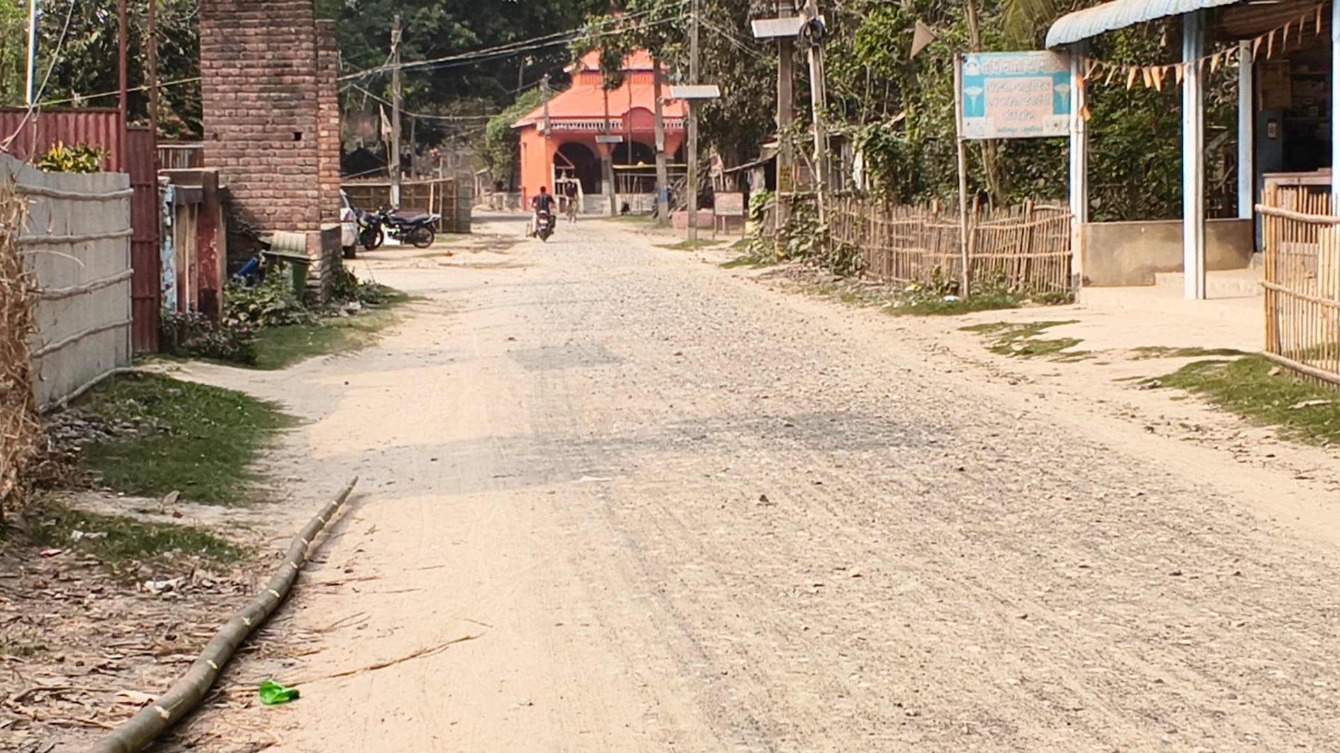 निर्माणाधीन सड़क से उड़ती धूल से परेशानी, पानी छिड़काव की मांग