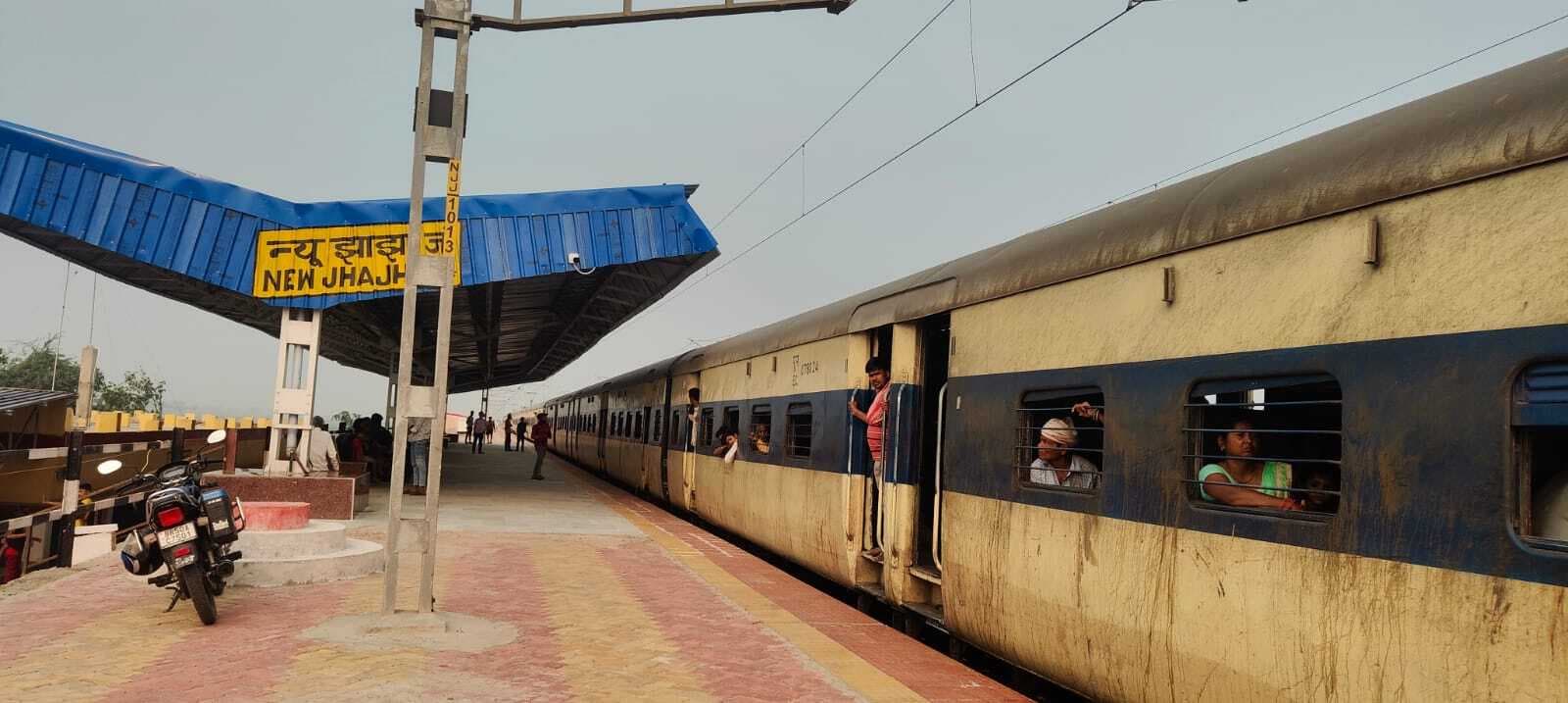 न्यू झाझा जंक्शन पर स्पेशल ट्रेन का ठहराव, लोगों में खुशी की लहर