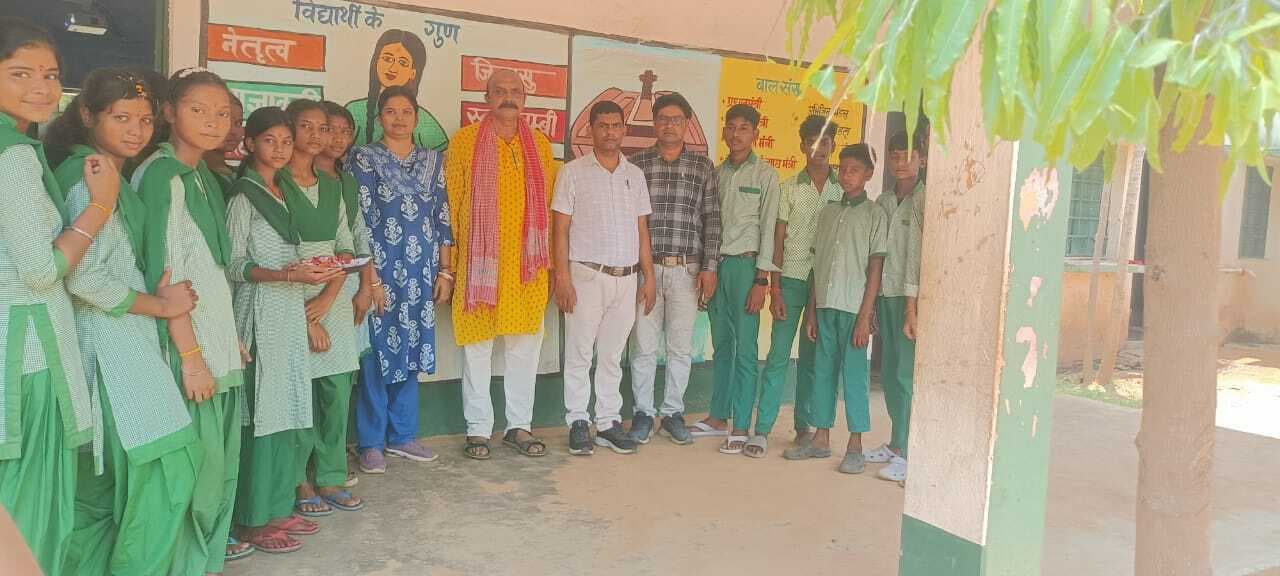 उमवि में आठवीं पास छात्र-छात्राओं को दी गयी विदाई