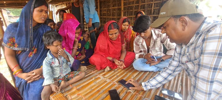 स्व-गणना कार्य का बीडीओ ने लिया जायजा, लोगों को सिखाई तकनीक