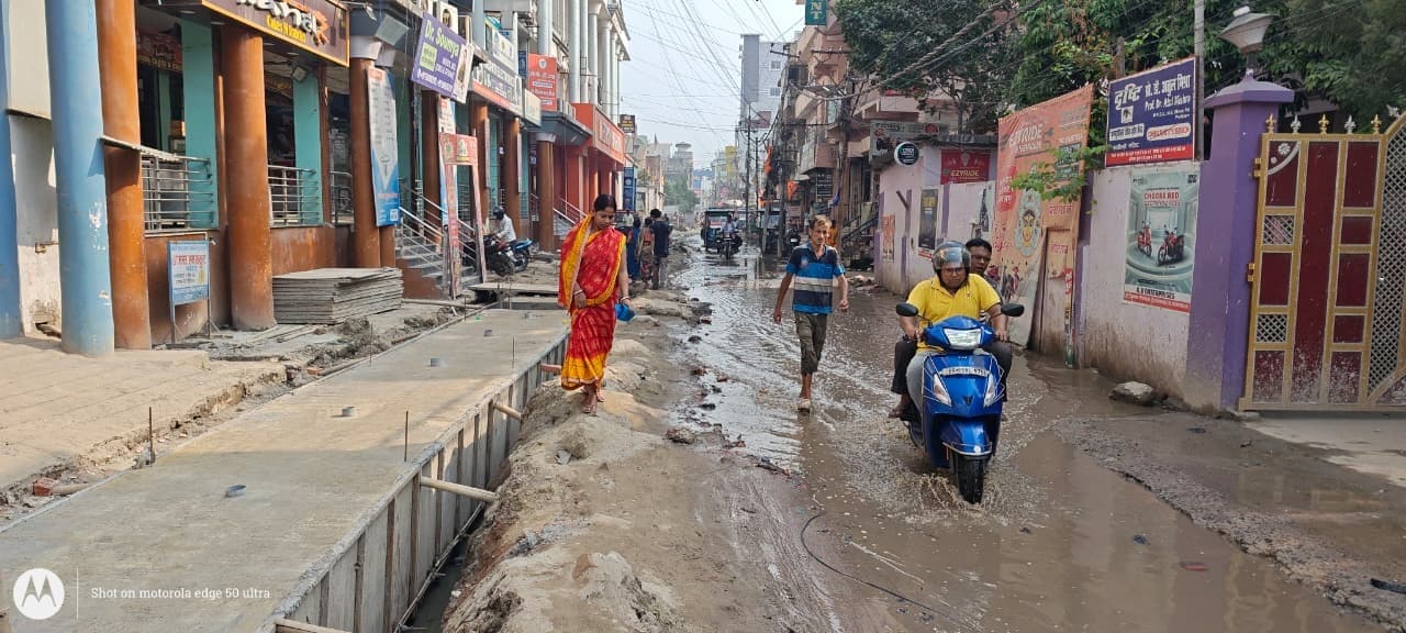 220 करोड़ से बन रही ड्रेनेज की सुस्त रफ्तार से शहर के लोग बेहाल