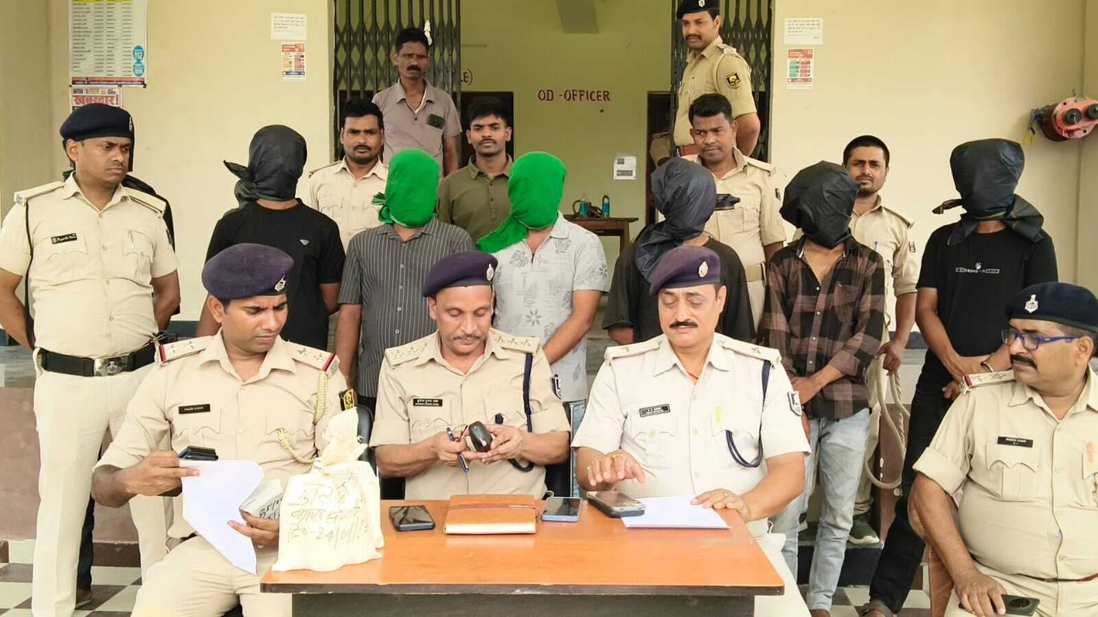 450 लीटर शराब के साथ सात तस्कर गिरफ्तार