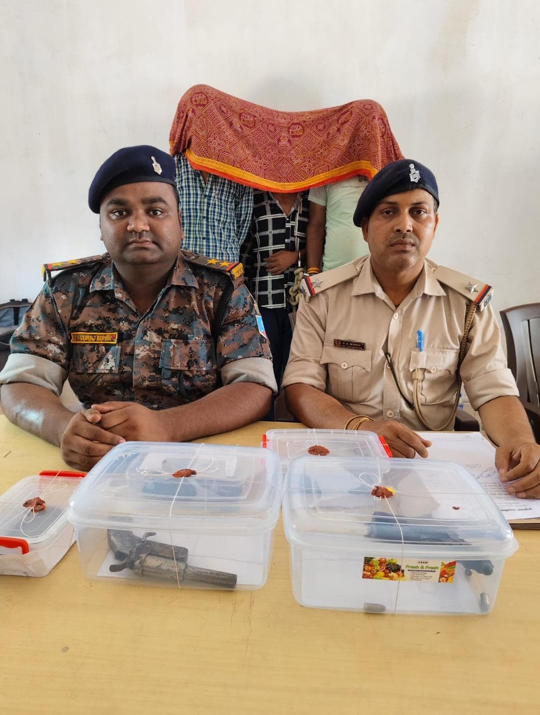 Deoghar news : हथियारों के अवैध कारोबार व संगठित अपराध करने वाले तीन अपराधियों को पुलिस ने किया गिरफ्तार, भेजा जेल