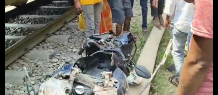 वंदे भारत एक्सप्रेस से टकरायी स्कूटी, बाल-बाल बची चालक की जान