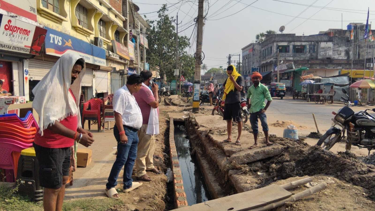 घटिया नाला निर्माण पर फूटा वार्डवासियों का गुस्सा, गुणवत्ता पर उठे सवाल