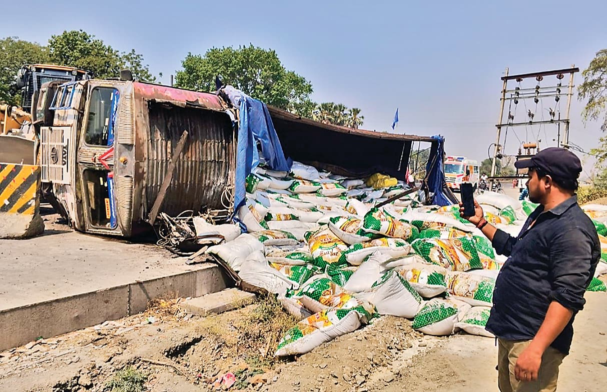आमस थाने के सामने पलटा आटा लदा ट्रक, नीचे दबकर ट्यूशन टीचर की मौत