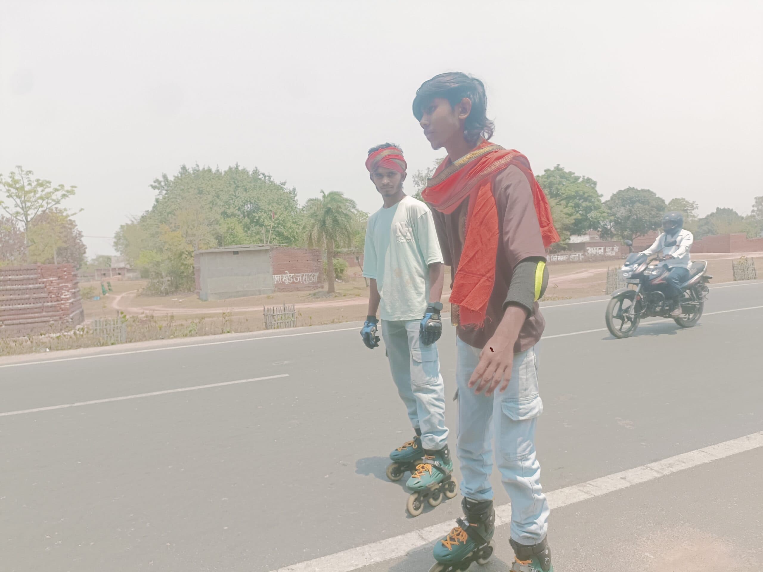 Giridih News :स्केटिंग से देश के प्रमुख मंदिरों के दर्शन करेंगे तिसरी के दो युवा