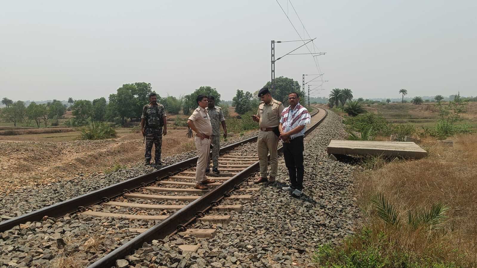 Giridih News :रेल लाइन पर मिला युवक का शव, पत्नी ने लगाया हत्या का आरोप